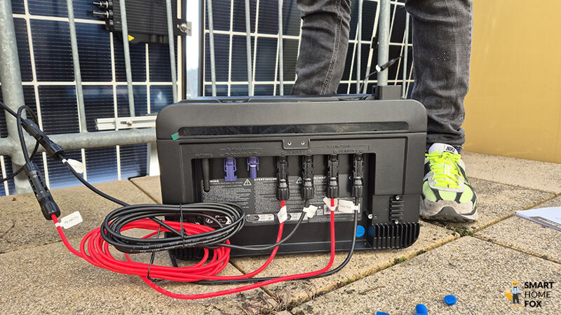 Das Growatt Noah 2000 Batteriemodul steht neben einer onLite 900w Wechselrichter-Einheit auf einem Balkon.